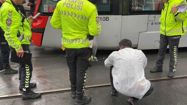 Fatihte, tramvaya çarpan motosikletli ağır yaralandı
