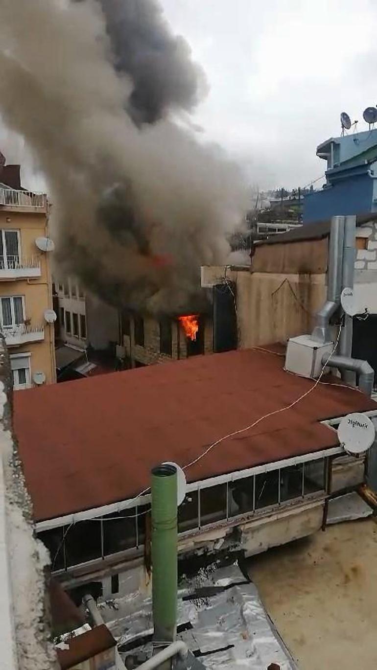 Ortaköyde yangın paniği; iki katlı iş yeri alev alev yandı
