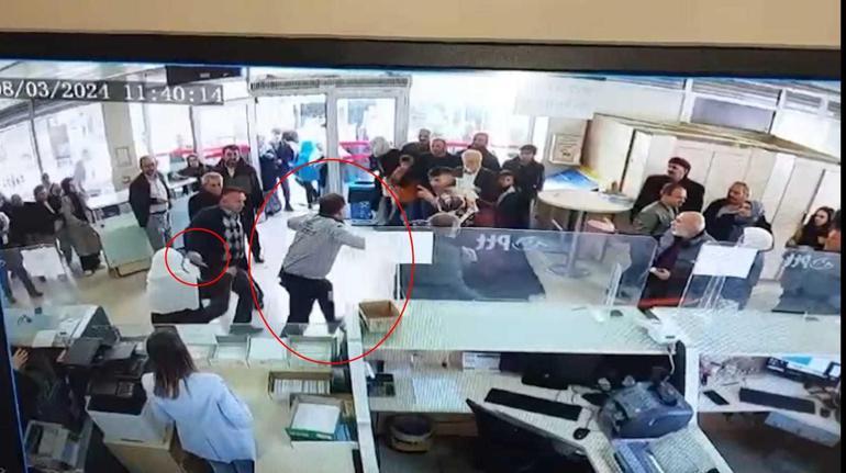 PTT şubesinde güvenlik görevlisinin bıçaklandığı kavga kamerada