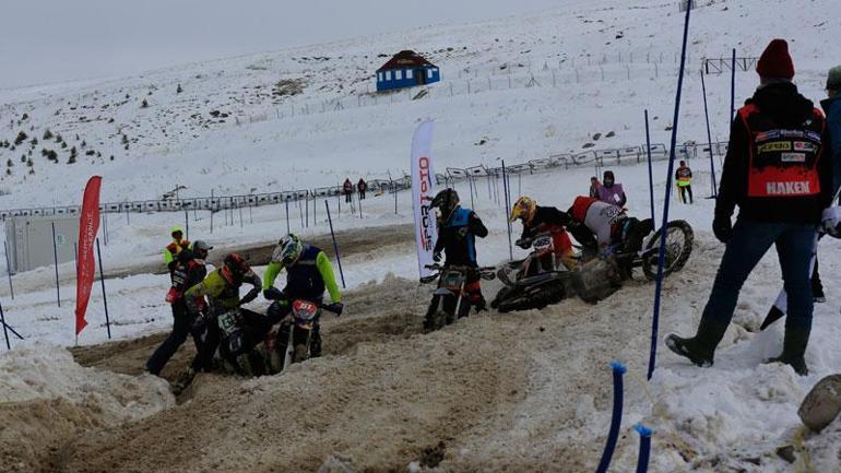 Snowcross Dünya Şampiyonasının açılış yarışı Erciyeste yapıldı