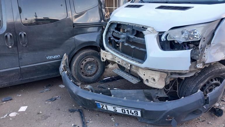 Diyarbakırda kamyon, park halindeki 4 araca çarptı: 3 yaralı