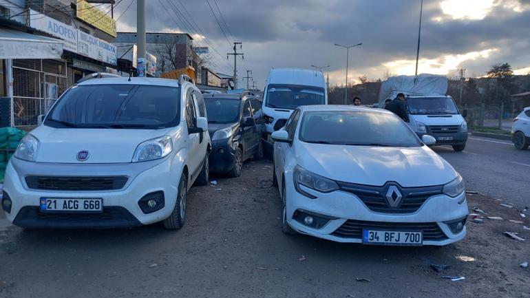 Diyarbakırda kamyon, park halindeki 4 araca çarptı: 3 yaralı