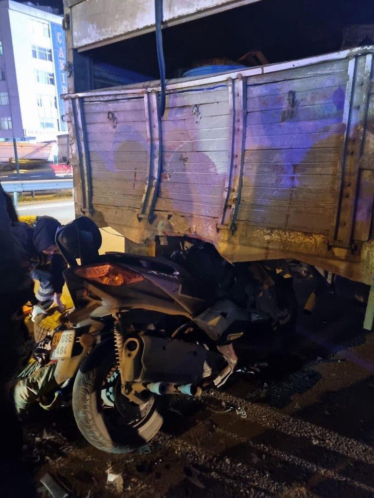 Pendikte park halindeki kamyonete çarpan motosikletli hayatını kaybetti