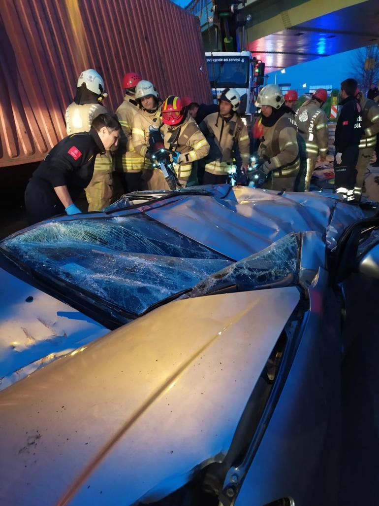 Bakırköyde üst geçide çarpan TIR otomobilin üzerine devrildi: 4 ölü