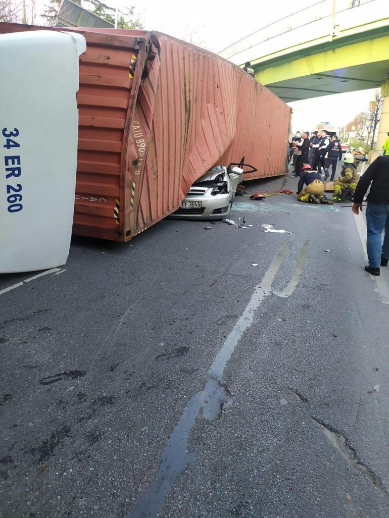 Bakırköyde üst geçide çarpan TIR otomobilin üzerine devrildi: 4 ölü