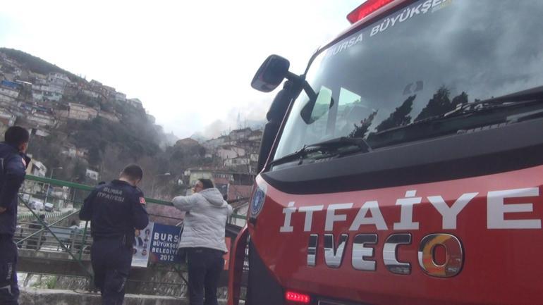 İtfaiye aracı dar sokağa giremeyince yangına müdahale için sokaktaki hidrantı kullandılar