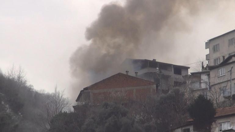 İtfaiye aracı dar sokağa giremeyince yangına müdahale için sokaktaki hidrantı kullandılar