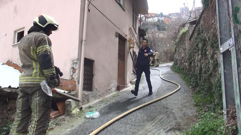 İtfaiye aracı dar sokağa giremeyince yangına müdahale için sokaktaki hidrantı kullandılar