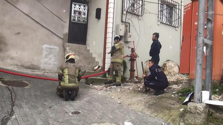 İtfaiye aracı dar sokağa giremeyince yangına müdahale için sokaktaki hidrantı kullandılar