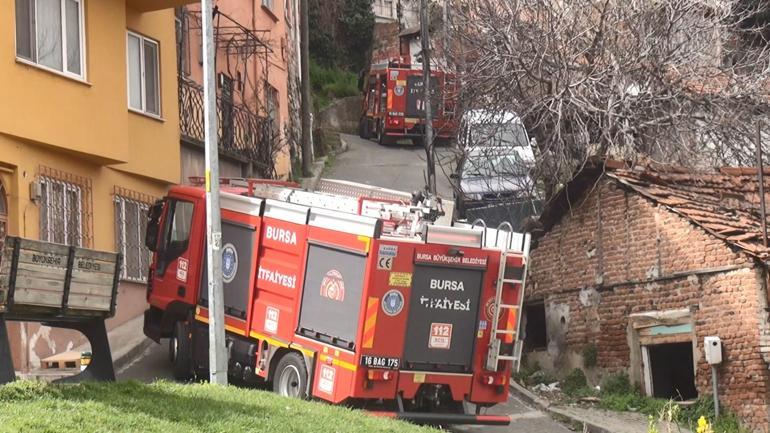 İtfaiye aracı dar sokağa giremeyince yangına müdahale için sokaktaki hidrantı kullandılar