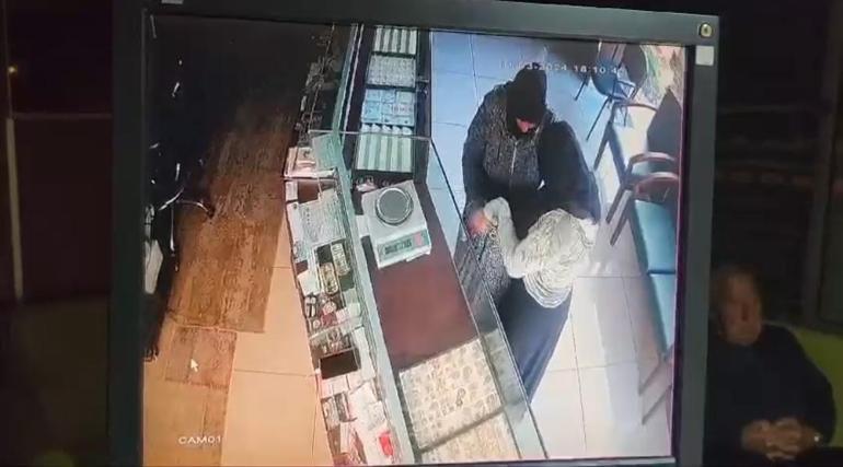 3 kadın, girdikleri kuyumcudan 1 milyon TLlik altın çaldı; hırsızlık kamerada