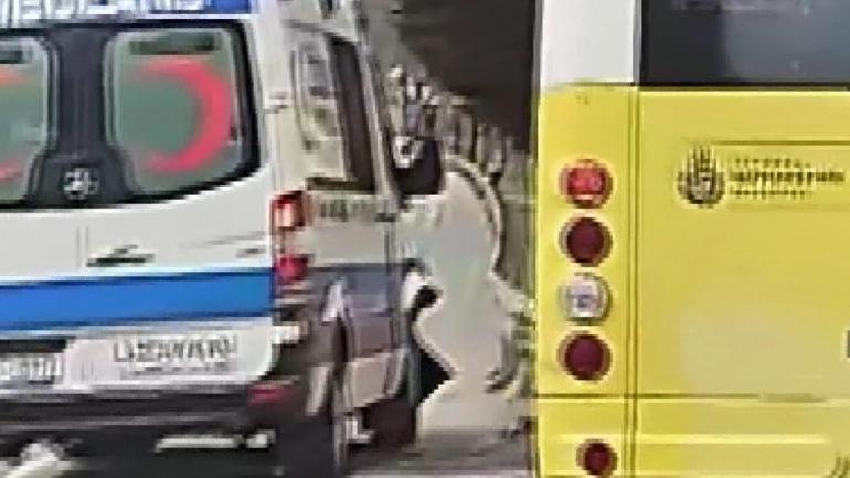 Esenler’de makas atan araç kazaya neden oldu; Ambulans önüne savrulan otomobile çarptı