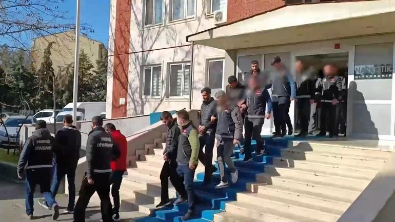 Diyarbakır’da sokaklarda uyuşturucu satan ‘Akbabalar’ suç örgütü çökertildi: 35 tutuklama