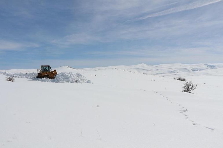 Bingölde kardan kapanan 30 yerleşim yerinin yolu açıldı