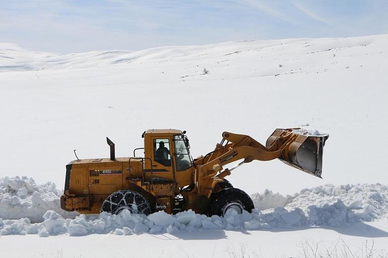 Bingölde kardan kapanan 30 yerleşim yerinin yolu açıldı