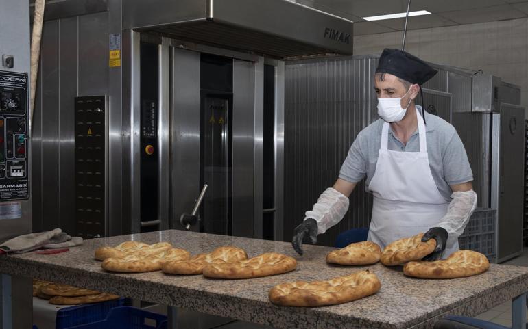 Üniversite öğrencilerinin ürettiği ramazan pideleri 15 TLden satılıyor