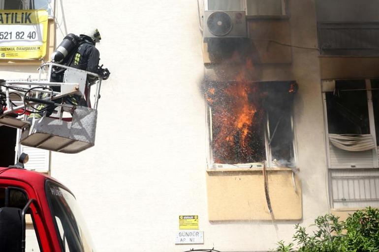 Evinde yangın çıkan kadın, gözyaşları içinde müdahaleyi izledi