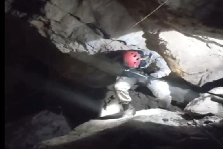 Halatla inilen mağarada teröristlere ait malzemeler ele geçirildi