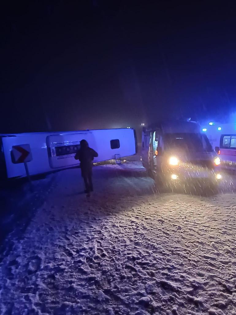 Bingölde yolcu otobüsü devrildi:21 yaralı