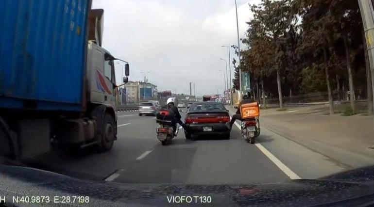 Avcılarda yakıtı biten sürücünün imdadına motosikletliler yetişti