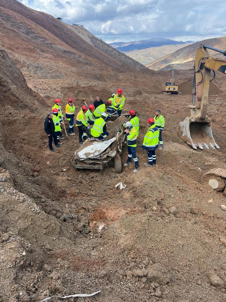 Erzincanda, 9 kişinin toprak altında kaldığı liç alanında kamyonet bulundu