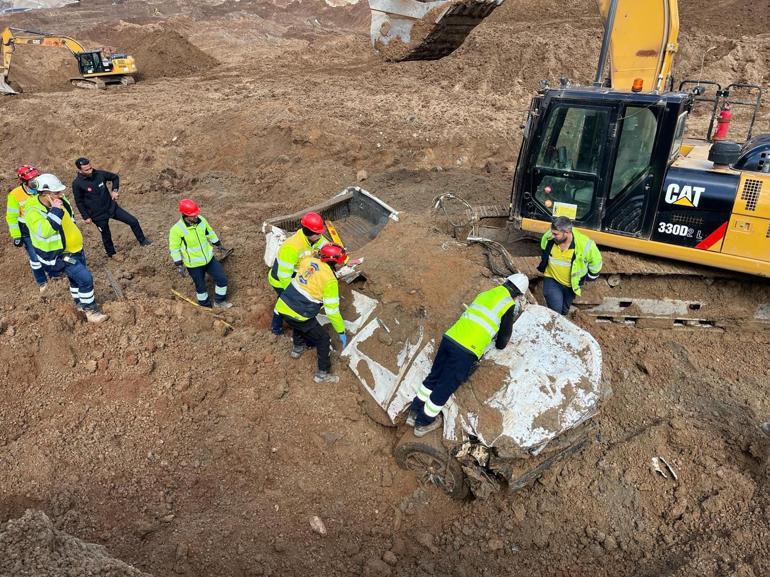 Erzincanda, 9 kişinin toprak altında kaldığı liç alanında kamyonet bulundu