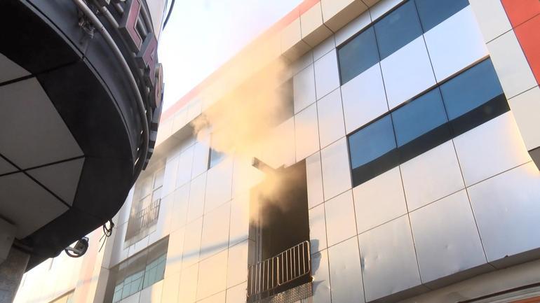 Bayrampaşada ham madde deposunda yangın: 19 kişiyi itfaiye kurtardı