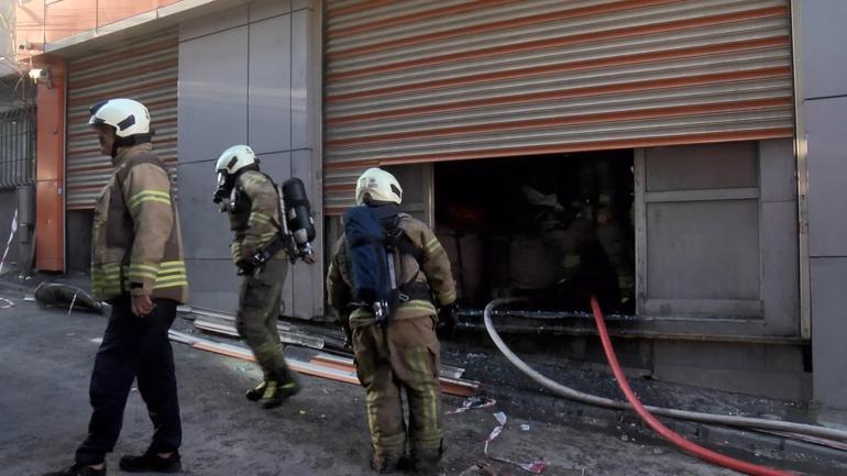 Bayrampaşada ham madde deposunda yangın: 19 kişiyi itfaiye kurtardı