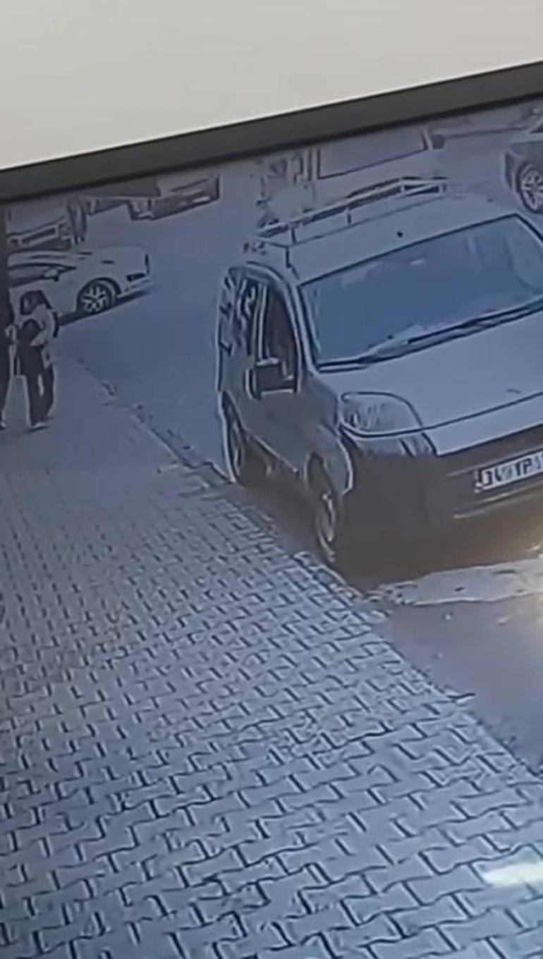 Başakşehirde tek teker giden motosikletliye hafif ticari araç çarptı; o anlar kamerada