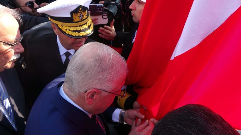 Çanakkale Deniz Zaferinin 109uncu yıl dönümü kutlanıyor; altın madalyalı bayrak göndere çekildi