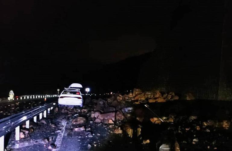 Bitlis-Baykan kara yolunda heyelan; kaya parçaları otomobile isabet etti