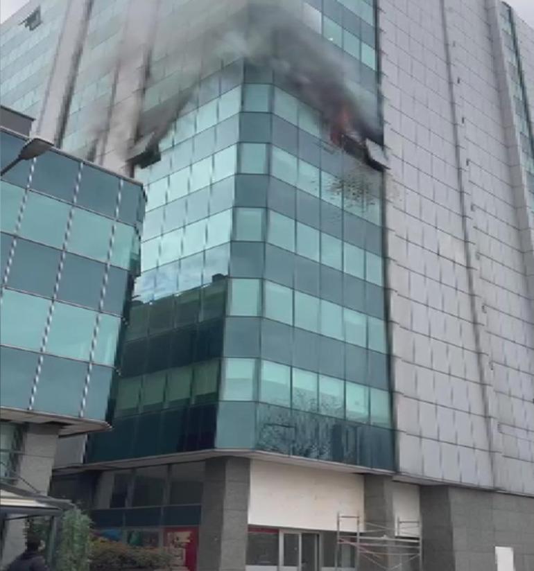 Zeytinburnunda iş merkezinde yangın: 1 yaralı