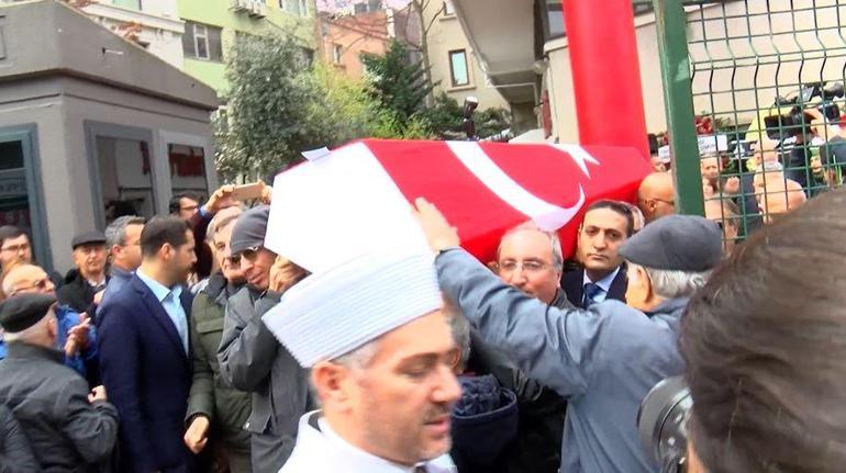 Gazeteci Ali Sirmen için Cumhuriyet Gazetesi önünde tören