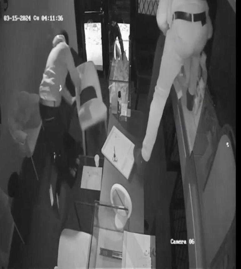 Kadıköyde kuyumcu soygunu kamerada; 300 bin dolar değerinde takı çaldılar