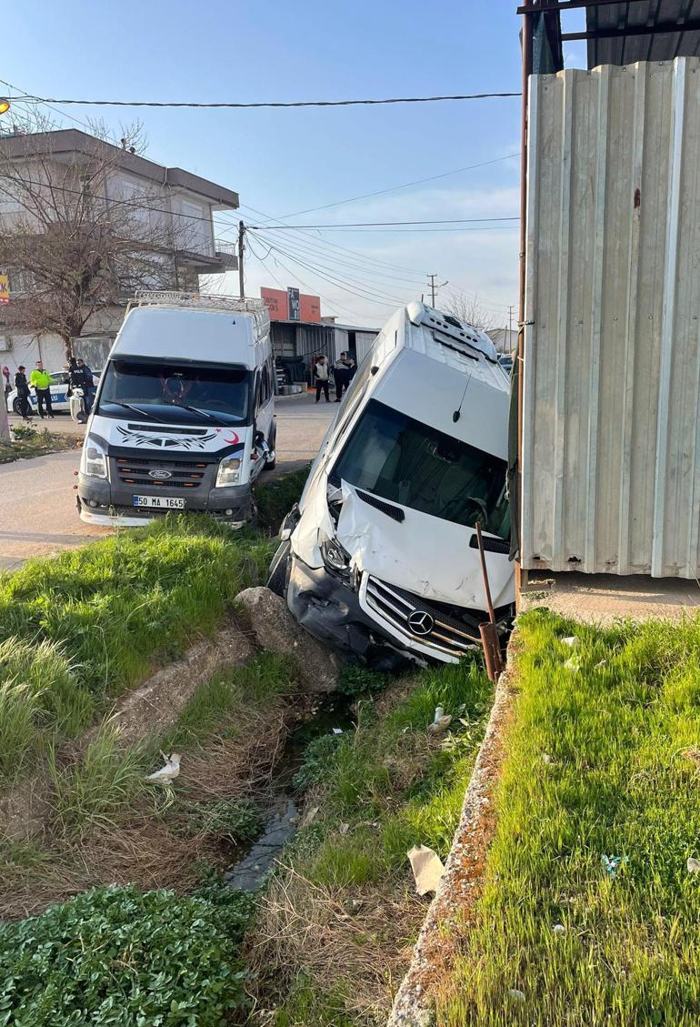 Antalyada öğrenci ve işçi servis minibüsleri çarpıştı: 9 yaralı