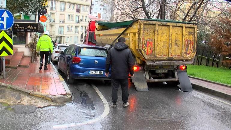 Beşiktaşta hafriyat kamyonunun tekeri fırladı: 1 öğrenci yaralandı, 3 araç hasar gördü