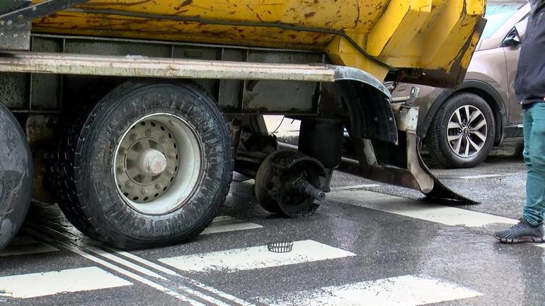 Beşiktaşta hafriyat kamyonunun tekeri fırladı: 1 öğrenci yaralandı, 3 araç hasar gördü