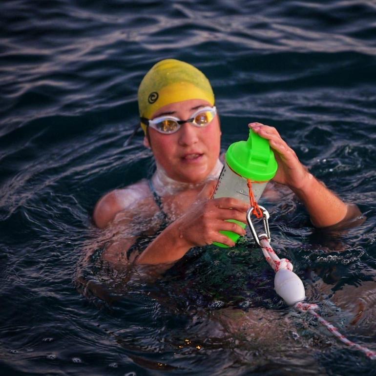 Yüzücü Aysu Türkoğlu, Cook Boğazı geçişini tamamladı
