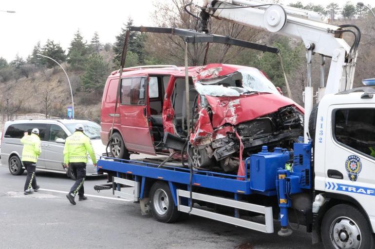 Ankarada minibüs, belediye otobüsüne çarptı: 1 ölü, 1 yaralı