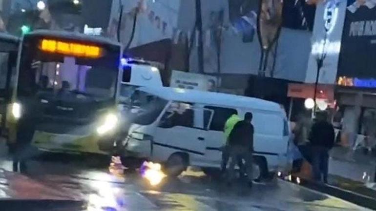 Bursada ana yola kontrolsüz çıkan minibüs, özel halk otobüsü ve motosiklete çarptı: 3 yaralı