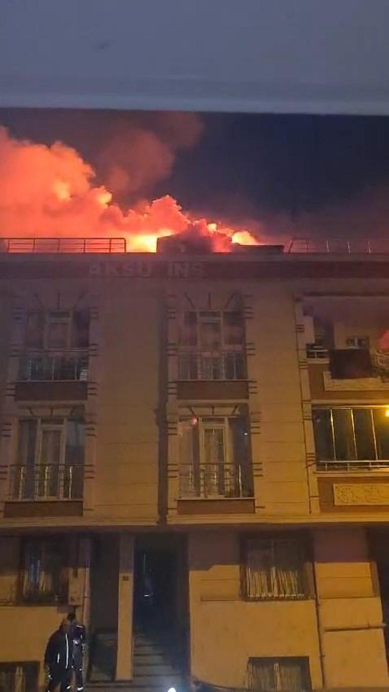 Başakşehirde 3 katlı binanın çatı katı alev alev yandı