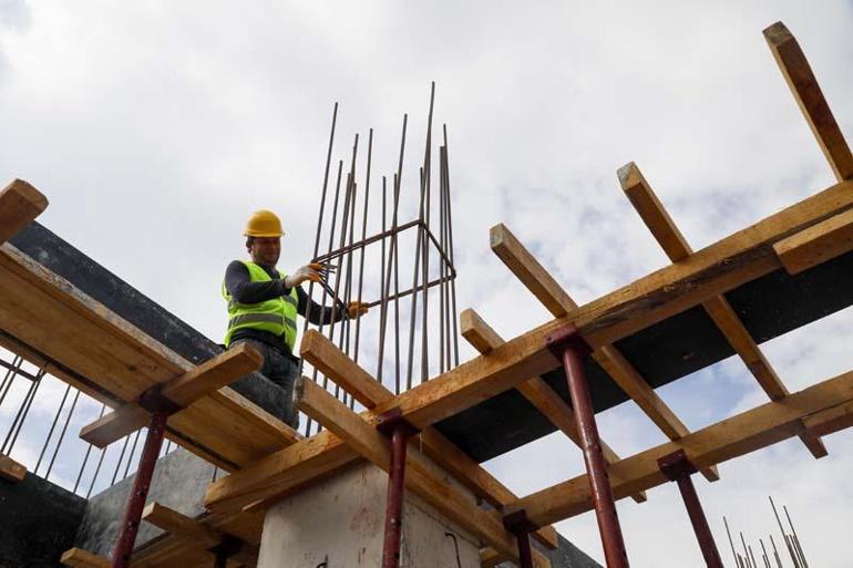Antalyada günlüğü 3 bin liraya inşaat işçisi bulunamıyor