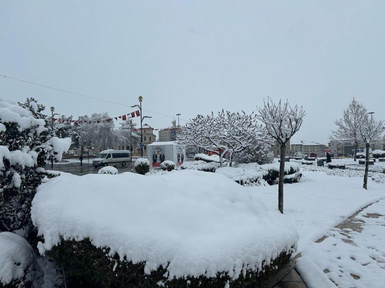 Sivasta 109 köy yolu kardan kapandı