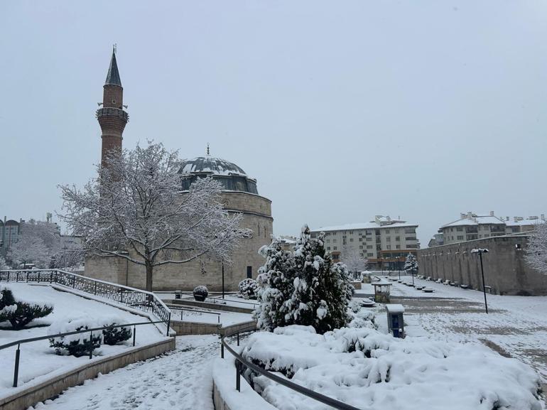 Sivasta 109 köy yolu kardan kapandı