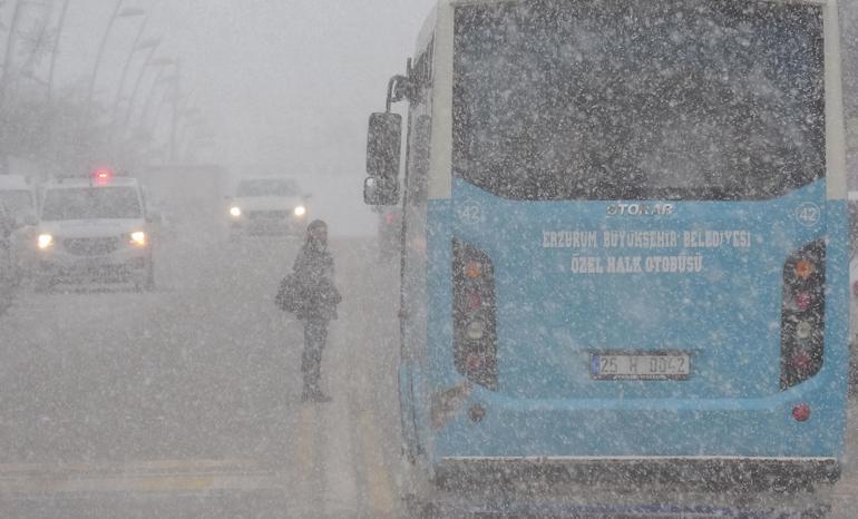Erzurumda kar yağışı; 147 mahallenin yolu ulaşıma kapandı