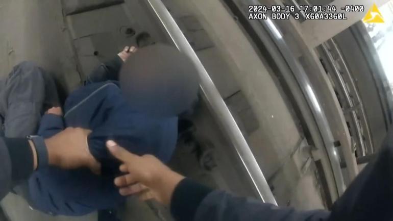 ABD’de metro raylarına düşerek bayılan adamı polis kurtardı