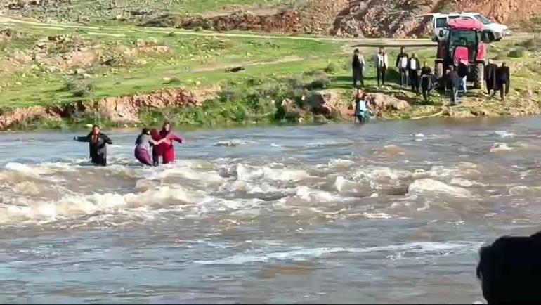 Şanlıurfada sel sularına kapılan 3 kadın kurtarıldı, 1 çocuk kayıp
