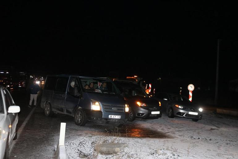 Nevşehirde buzlanan yolda 14 araç birbirine girdi: 7 yaralı