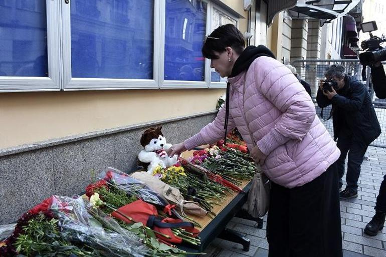 Moskovadaki saldırıda ölenler anısına konsolosluk önüne çiçek bırakıldı