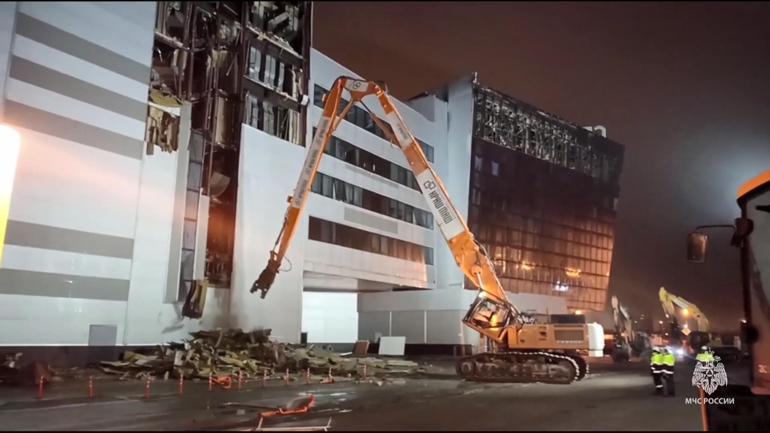 Rusya’da Crocus Belediye Binası’nda enkaz kaldırma çalışmaları sürüyor